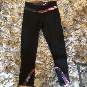 Lululemon Inspire Crop in Black/Floral Size 4